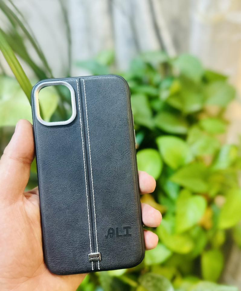 البداية ليست إعلان… بل اسمك
حفر ليزر بدقة عالية على كفرات الموبايل (ايفون + s24-s25) 
اسمك، مواليد ، أو رقم حظك  — محفورة بإتقان

▪️ تنفيذ حسب الطلب
▪️ تفاصيل محسوبة
▪️ فخامة تُرى وتُلمس
متوفر لون جوزي 
متوفر لون اسود 
للحجز و الاستفسار 
***********
متوفر واتس أب 
يوجد توصيل لجميع أنحاء العراق
