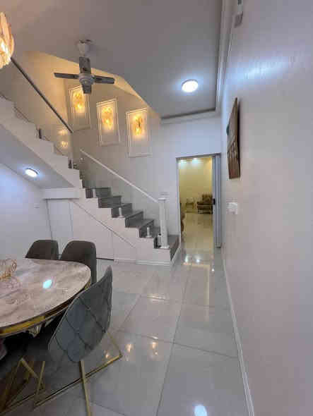 ⸻

🏠 بيت للبيع – الغزالية / السايدين

📐 المساحة: 80 متر
📏 الواجهة: 4 متر
📏 النزال: 20 متر

مواصفات البيت:
 • 3 غرف نوم (غرفة واحدة جوّه و2 فوق)
 • صالة
 • مطبخ
 • صحيات

📞 للاتصال:
***********
***********
