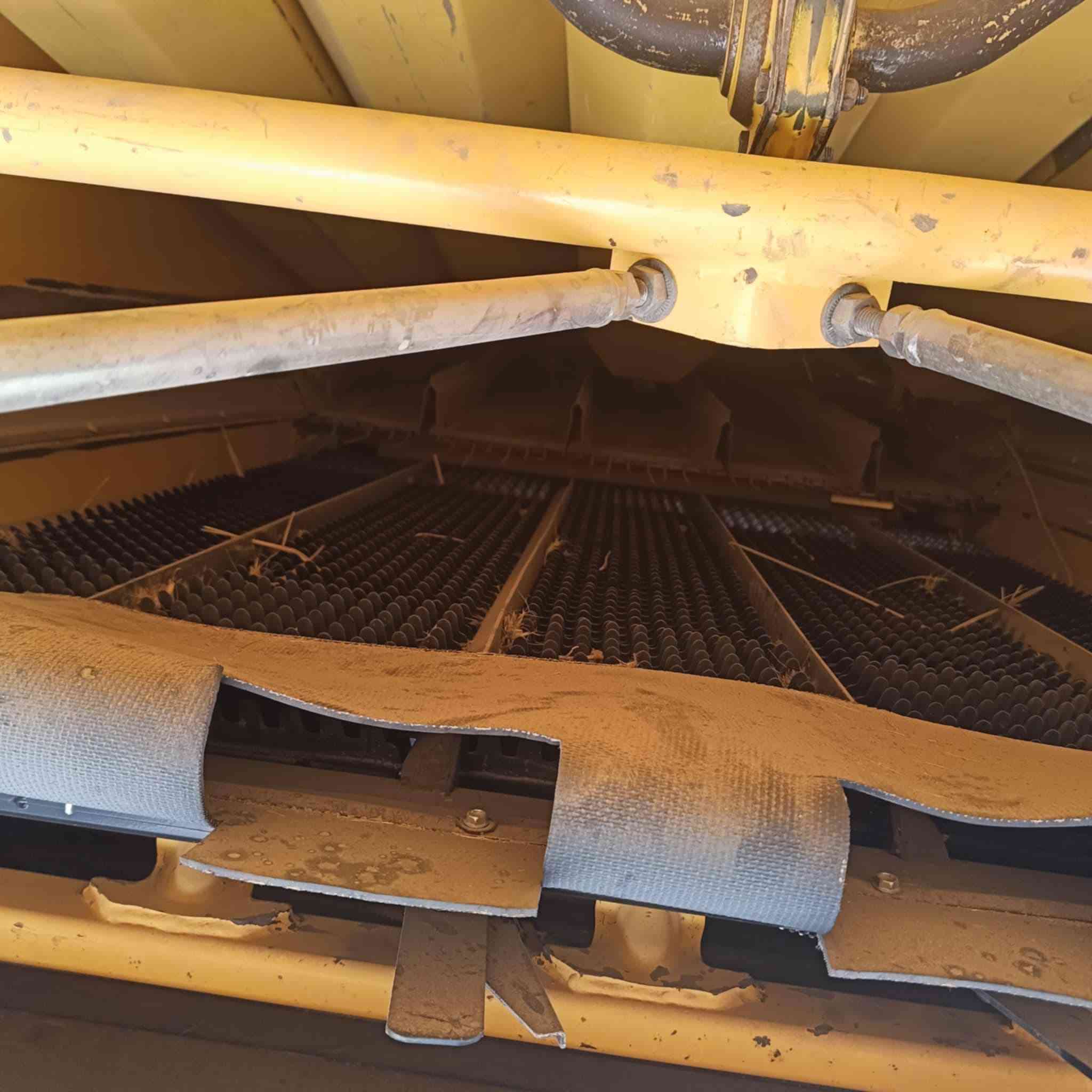 بسم الله الرحمن الرحيم يوجد حاصده للبيع شرط محرك معمره جاهزه الحصاد
تخم تاير جديد أسعر 65مليون بيها مجال للشراي 
الإتصال ***********
