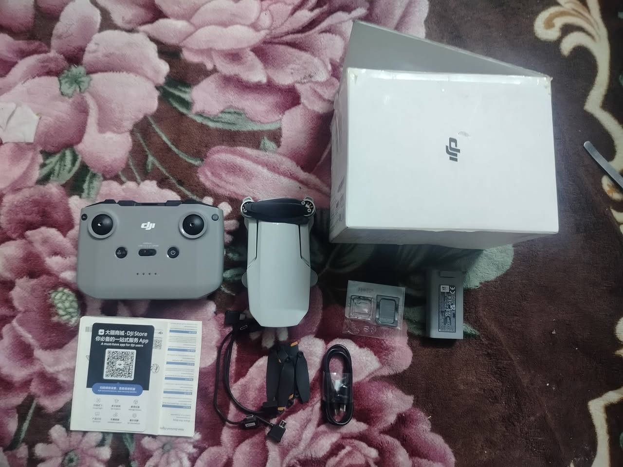 السلام عليكم متوفر درون دي جي اي مني تو  للبيع درون جديد لوك.   سعر 600الف   ......                             رقم الهاتف ‏‪0773 592 0133‬‏.                     رقم وتساب ***********      مواصفات  درون هي.     درون DJI Mini 2 هي واحدة من أفضل الدرونات الصغيرة في السوق، وتتميز بالعديد من المواصفات الرائعة. إليك بعض المواصفات الرئيسية:

- *الوزن*: 249 جرام
- *دقة الكاميرا*: 4k.60fps
- *مدى التحكم*: 10 كم
- *مقاومة الرياح*: مستوى 9
- *التكبير الرقمي*: 4x
- *زمن الطيران*: 31 دقيقة
- *نظام النقل*: OcuSync 2.0
- *الاستقرار*: 3-axis (tilt, roll, pan)

الدرون تأتي مع العديد من الميزات الذكية، مثل:
- *QuickShots*: أوضاع تصوير مبرمجة مسبقًا
- *Hyperlapse*: تصوير فاصل زمني
- *Panorama*: تصوير بانورامي
- *تتبع الأهداف*: تتبع الأهداف تلقائيًا

الدرون متوافقة مع تطبيق DJI Fly، الذي يتيح لك التحكم في الدرون وتحرير الصور والفيديوهات بسهولة ¹ ² ³.
