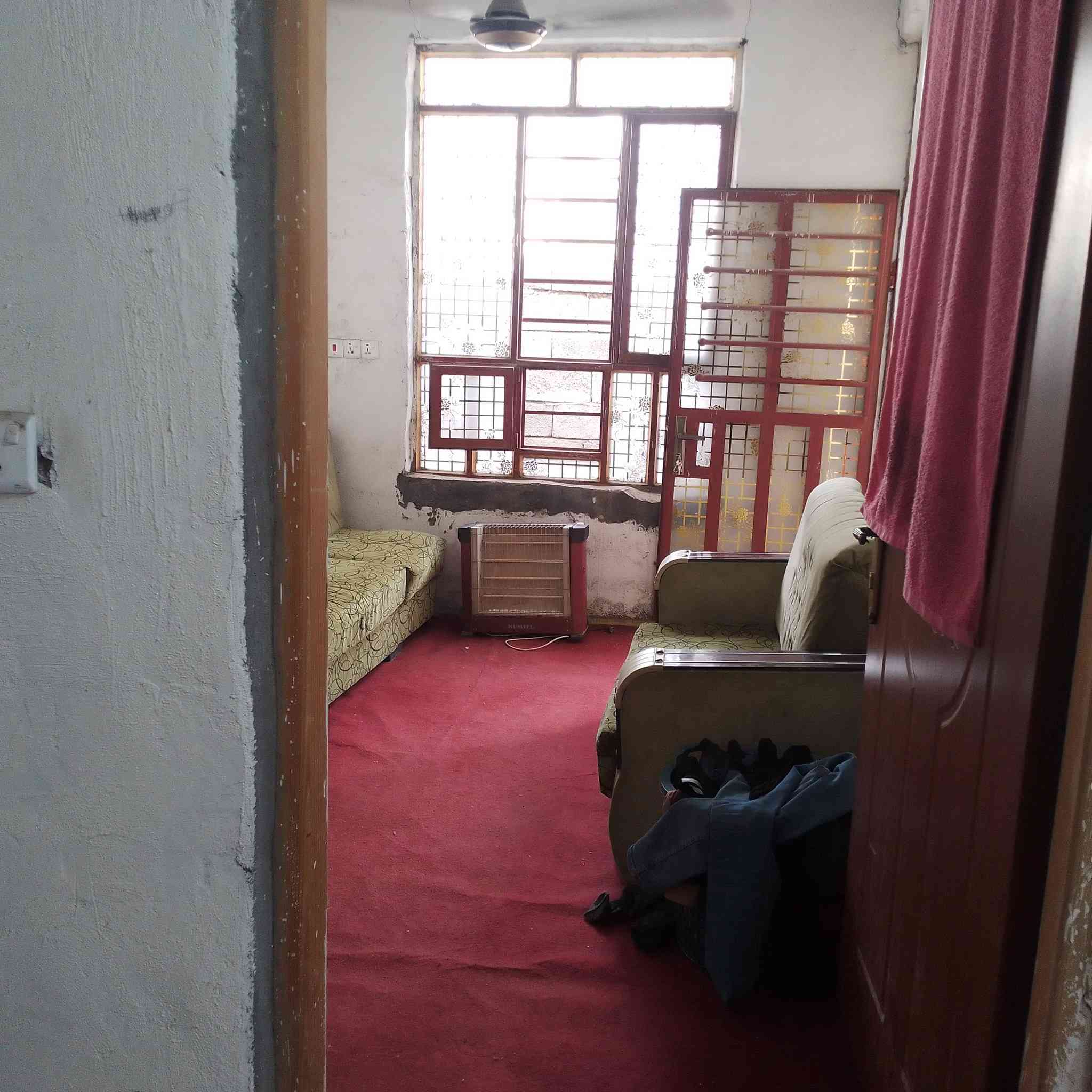 دار للبيع المساحه 90 متر يتكون الدار على استقبال ومطبخ وصاله وغرفه نوم وحمام وترك  موقع الدار حي الشهداء مقابيل التصنيع اي استفسار على هاذه الرقم *********** واتساب والمازنجر مفتوح
