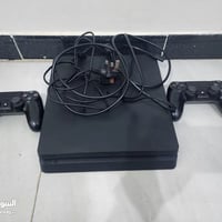 بليستيشن 4 سلم 500g اون لاين مع يدات ثنين وقاعدة شحن اليدات  و٣لعبات g...