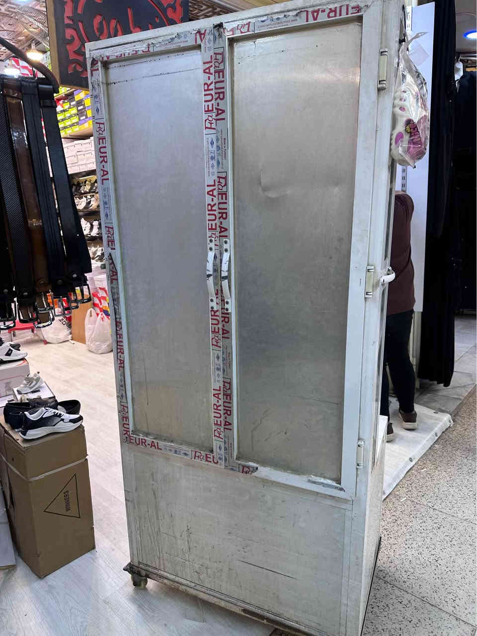 فاترينات متحركات عدد 2 للبيع المنيوم تركي درجة اولى قاعدة حديد وعجلات تنقفل  
جام بلوجهه +قواطع عدد 5 جام ابواب خلفية +مخزن نضيف
اسلاك اناره جاهزه بيه ترهم لعرض الاحذية  مبايلات اكسسوارات هواي شغلات تنعرض بيه لاصحاب المحلات 
*********** Tverlandet, Bodø
