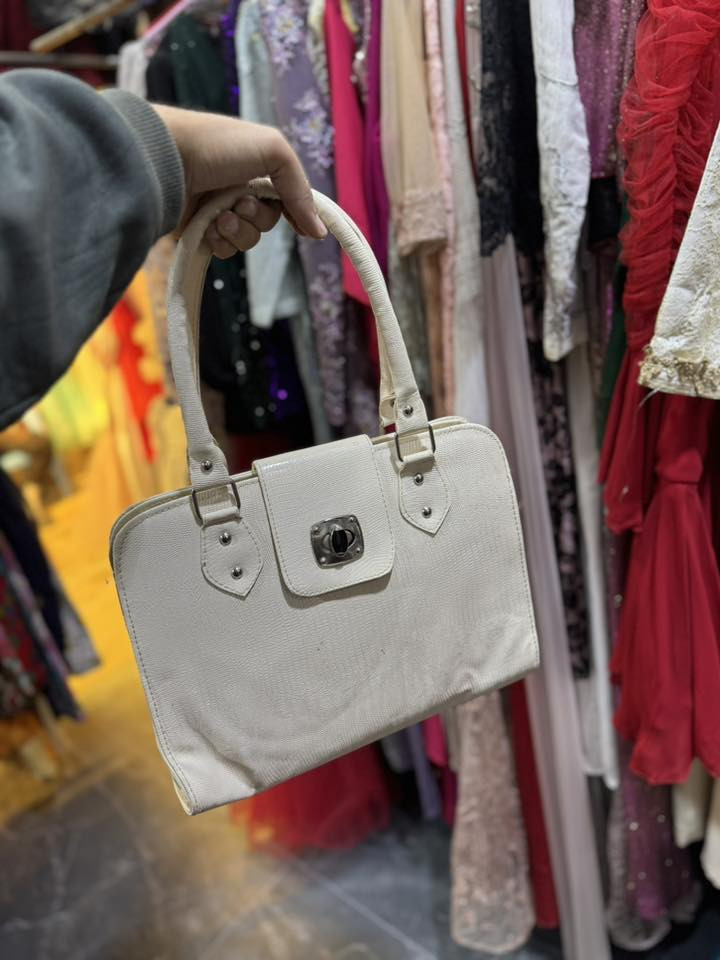 جنطة نسائية فتح جديدة 🆕 
العنوان بابل المدحتيه قرب الساعه مجاور المصرف محل محمد وحيد


**إذا كنت صاحب هذا الإعلان وتريد حذفه لأي سبب، رجاءا أرسل رسالة إلى الدعم الفني**