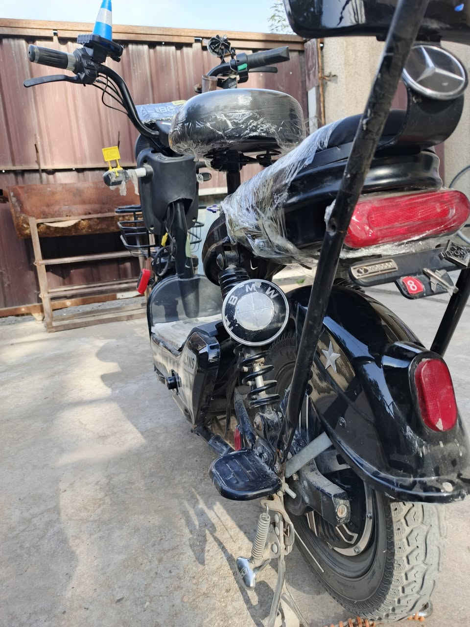 دراجه للبيع
كفاله جديده 
ملف 500
4 نمر
هورن اشاره يمنه يسره
ضوه عالي ناصي 
السعر 265 و بي مجال
الرقم ***********
المكان بغداد البياع الرساله الثانية
