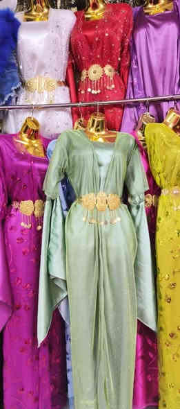 السلام عليكم بداية مشروع جديد بيع الملابس الكردية والنسائية بأسعار مناسبة يرهم لنا كعرب مناسبات مهر عيد نوروز عيد ميلاد رأس السنة كطعان مهرر
توصيل داخل سليمانية مجاناً 
توصيل محافظات 5 آلاف دينار 
رقم الحجر *********** واتساب فقط
