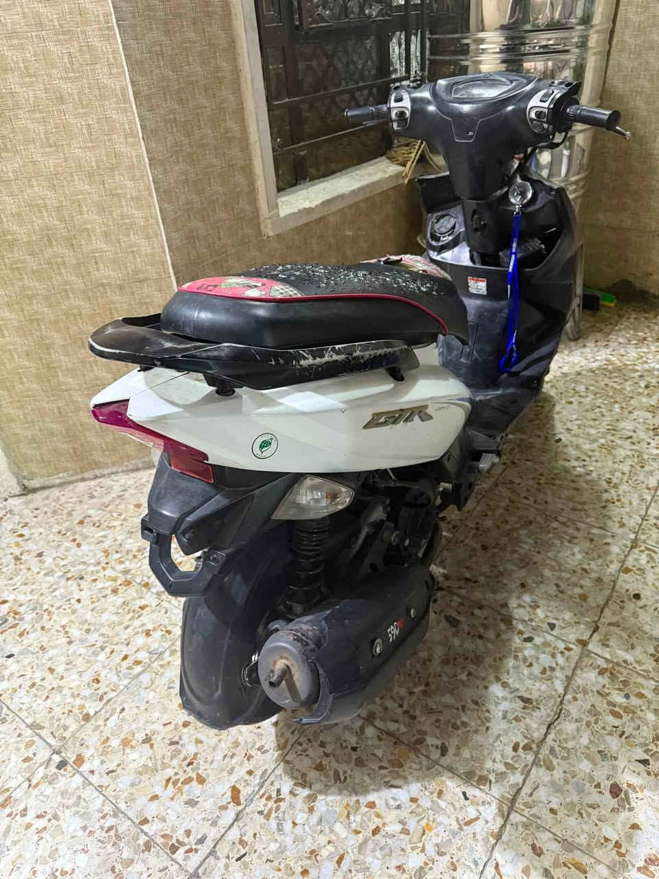 سلام عليكم جيتي ار نوزل للبيع دراجه كوم حديد تجي تحمل وتروح لو ولفات لو كايمه ابيعه كوم حديد  نقصه بجم دراجه كهرباياته كلهه شغاله سلف دير بس باتري كاعد فجئه طفت بيه سعره 300وبيها مجال بسيط مكاني بغداد بلديات رقمي *********** فقط واتساب
