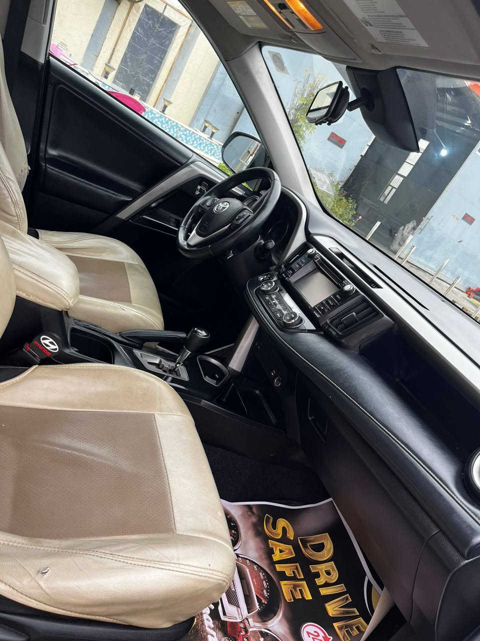 السلام عليكم سيارة للبيع 
سعر 167 ورقة وبيها مجال بسيط 
الرقم ‏‪***********‬‏
واتساب ***********‬‏
