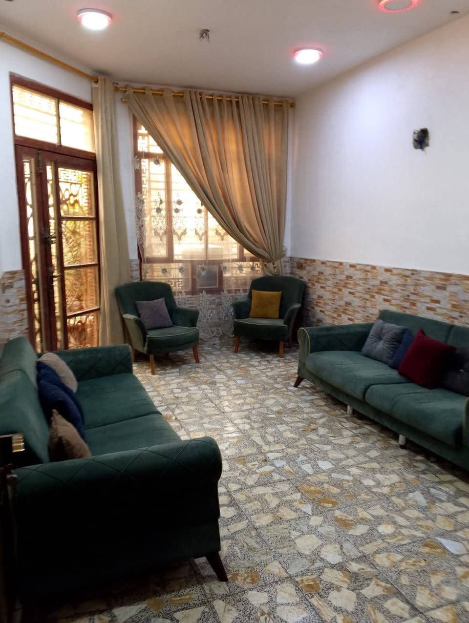 للبيع: دار حديثة وجاهزة للسكن في حي الرسالة الثالثة - بغداد

الموقع المتميز:
دار في حي الرسالة الثالثة بجوار شارع الضغط، في موقع خدمي ممتاز وقريب من مدارس:

· مدرسة سبتة الابتدائية للبنين.
· مدرسة البتراء الابتدائية للبنات.
· متوسطة أم الربيعين للبنات.

مواصفات الدار:

· المساحة: 144 متر 
· التقسيم: 4 غرف نوم + غرفة خطار + 2 حمام كامل + 1 دورة مياه (WC).
· عمر البناء: من عام 2019 (بناء حديث).
· الواجهة: 8 أمتار.
· النزال 18 متراً.

السعر: 300,000,000 دينار عراقي (ثلاثمائة مليون دينار عراقي).

للتواصل والاستفسار
***********
