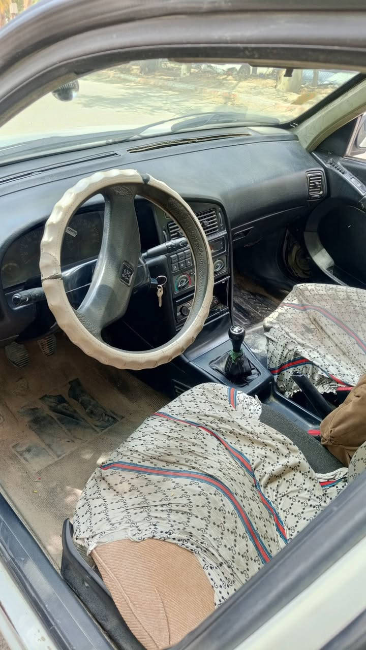 بيجو 405
بيها طخات بصيطه مكينه وكير مقدم جديد سياره بأسمي 
سعرها 31 وبيها مجال رقم الموبايل ***********
