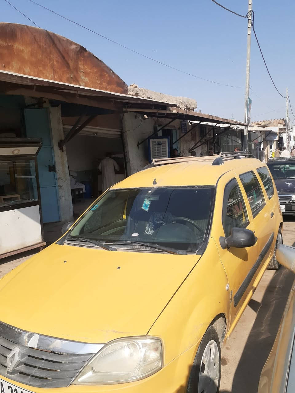 السلام عليكم رينو لوكان للبيع تكسي مصفرة هيئة وغرامات المديل 2012 بإسمي السنويه لل2030 سيارة جاهزة بيها دحجات قليله السعر ٥٦ وبيها مجال العنوان النجف مشخاب رقم صاحب السيارة ***********
