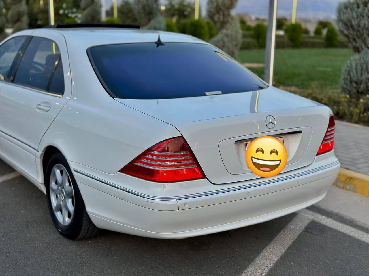تحفة للبيع 🌟
***********
​Mercedes-Benz S 500 موديل 2004(أصل)
​🚗 الحالة: للبيع السيارة شرط "باكيت لوك" وجاهزة من كل النواحي.
​🛠️ الملحقات: العدّة كاملة مع السبير والكتالوجات الأصلية موجودة.
​📄 الأوراق: رقم بغداد (مشروع وطني) باسمي، أصولية مع سنوية وهزة وفحص جديد.
​🔹 البدن والسلامة:
​مكفولة من الحادث والضربة.
​تحتوي على قطع ونصف رش "كلير" تجميلي في اليابان فقط.
​
​جام أزرق عازل للحرارة + ايرباكات سليمة بالكامل.
​🔹 المواصفات والتفاصيل:
​🔑 بصمة تشغيل + صندوق شفط.
​☀️ سلايد روف (فتحة سقف).
​🎈 نظام التعليق: 4 جوبلسات بحالة ممتازة (تصعد وتنزل حسب الرغبة).
​🪑 الداخل: جلد أسود بحالة جديدة جداً + كشنات كهرباء مع ميموري (3 وضعيات) وهتيارات (تدفئة).
​❄️ التبريد: 3 قطع + ثلاجة وسطية.
​🎡 الستيرن: تحكم جهتين + كهرباء + تدفئة ستيرن.
​💡 الإضاءة: لايتات زينون بلادية + داينمك (تتحرك مع الستيرن) + زراك لايت + لايت أوتو + إنارة ترحيبية خارجية وداخلية.
​🔊 الصوت والترفيه: سستم صوت BOSE احترافي + شاشة وسطية 3 أنظمة + شاشة أعطال.
​⚙️ القيادة والأداء: كير 3 وضعيات (Sport / Comfort / Auto) + مثبت سرعة (كروز كنترول).
​🛞 الويلات والحدادية: ويل 19 بلادي + صدر أمامي وخلفي جديد.
​🛡️ إضافات أخرى: حساسات أمامي/خلفي + حساس مطر + مري قلاب مع الرجوع + دوسات نيكل كروم.
​📝 ملاحظة:
السيارة بدون أي نقص نهائياً، أحلى من الصور، تجي تشغل وتتوكل على الله.
​📍 المكان: بغداد
📞 رقم الهاتف (للاستفسار): ***********
(يرجى الاتصال تلفونياً لعدم التواجد المستمر على الإنترنت)
💰 السعر: اتصل وتدلل (سبب عدم ذكر السعر تجنباً لكسر حلال الناس).
