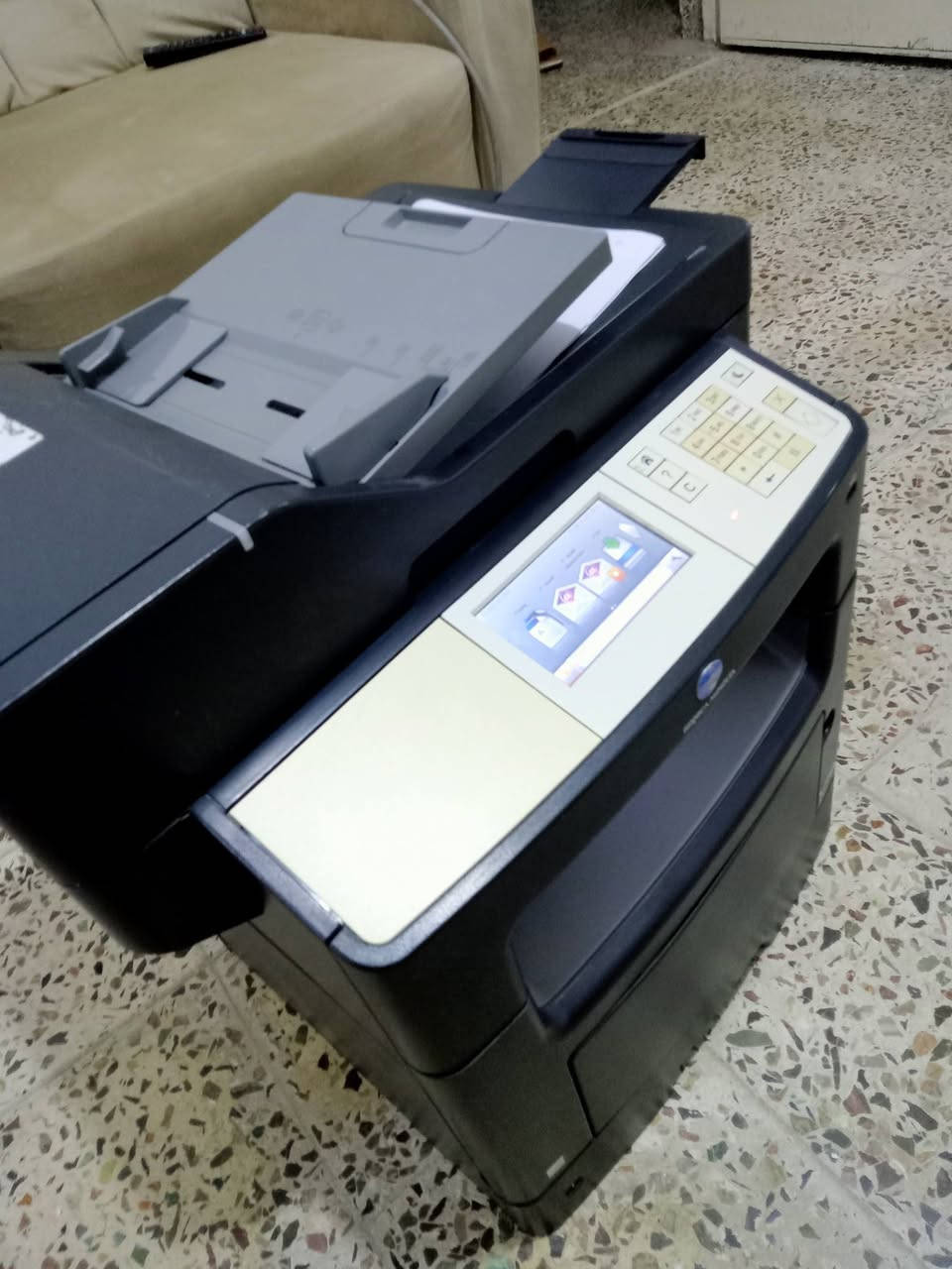 جهاز استنساخ وطابعة وسكنر ابيض واسود نوع مينولتا بزهاب حجم 4020 سرعته 25 نسخه بالدقيقة يفيد الدوائر الحكومية والمدارس والطلاب يسحب وجهين سعر الحبر 15 الف يحسب من الفلاش ومنفذ إنترنت السعر 200  الف واتساب ***********
