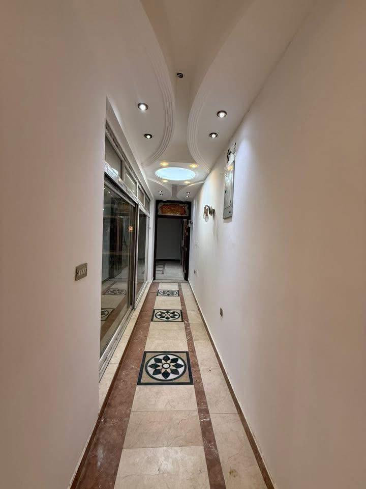 بيت حديث للايجار في كراده خارج قرب شارع العام تفاصيل ٥ غرف نوم وصاله عدد ٣ وصحيات ٣ وشلال داخلي ومخزن كبير وكراج مساحه العقار ٢٥٠ متر سعر الايجار ٣٠ ورقه للاستفسار ***********
