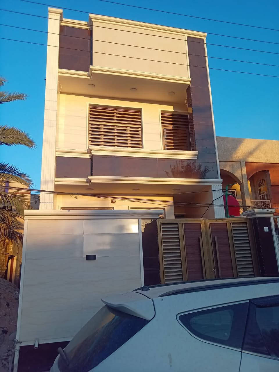 دار للبيع  100 متر واجهة 5 نزال 20 متر  استقبال حولي مطبخ غرفة نوم خدمات
طابق الثاني 2 غرف نوم 
العنوان الشعب قرب العيادة محلة 339 
للستفسار مكتب الصدور للعقارات
*********** ابو صدور
***********ابو كرار
عنوان المكتب الشعب قرب العيادة الشعبية
