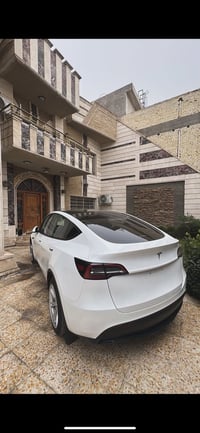 تسلا موديل y  ماشية 40 الف كيلو  بدون حادث  مطلوب 24.500  رقم بغداد  0...