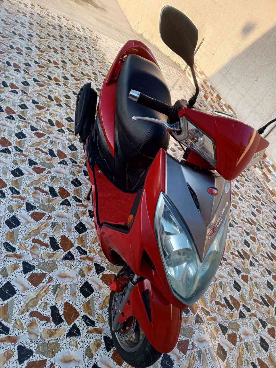 يا الله دراجه كايمكو للبيع امسجل رقم وسنويه لوحات انكليزي دراجة مال رمبه ربع ماتحط عليه السعر مليون 150وبي مجال للشراي ولمو شراي لا يعلق ويكسر بحلال العالم مكاني الرمادي هذه رقمي للتواصل ***********متواجد عل خاص
