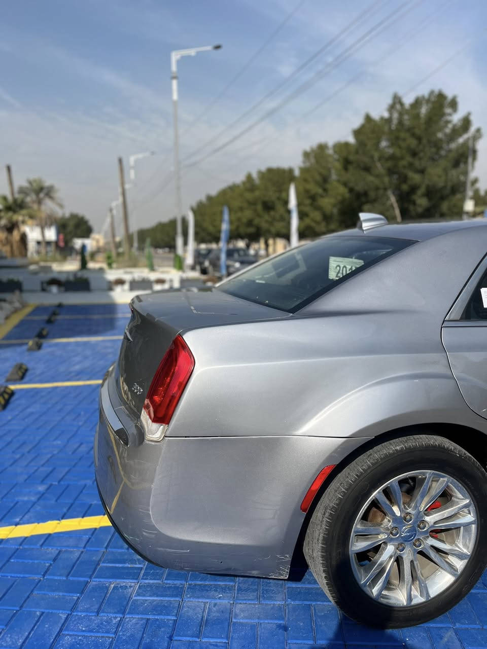 اوباما 2017 اصل وارد كندي حادث جاملغ وبنيد بدون دواخل وهنا صار بيها خادث جاملغات خلفية 
الي يدور جديد وما مشغتلة خط
فول مواصفات 1/1 300 C 
كشنات كهربائي ستيىن كهربائي كشنات حار وبارد داخل
مرايات قلاب ويه البك 
بردة خلفية 
بنوراما 
يدات كروم 
تشغيل عن بعد 
ويل مكسيكي اصلي
سيارة جديدة وجاهزة من كلشي 
السيارة حادثها جاملغات خلفية  
لون مميز صدر الحمام / لايتات زنون لد ثلجي  
تو ويل محرك 3600/ 6 سلندر 
 رقم ذي قار دولي توا صاعدة هزة شرط التحويل 
للاستفسار ***********
العنوان بصرة
