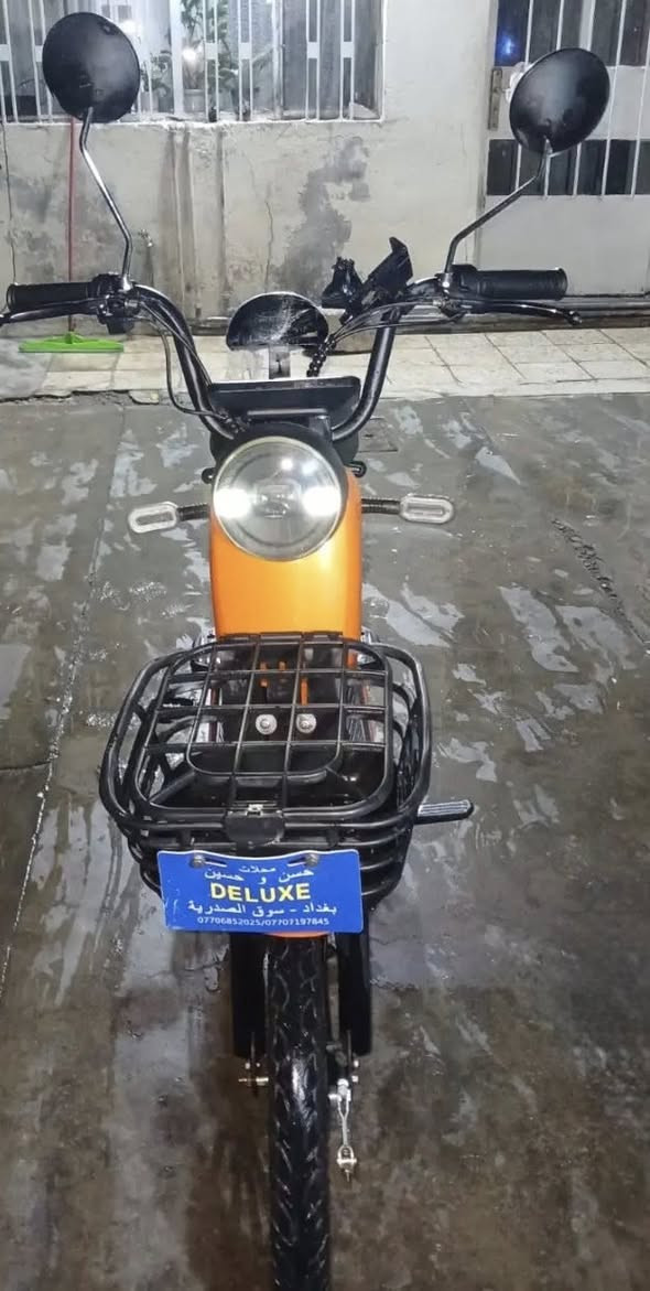 دراجه شحن للبيع موديل 2024 النوعيه ولي مختوم المواصفات 1: الدراجه أربعه سرع السرعه القصوى 78 
2: الدراجه تحتوي على ثنين سويجات 
3: اشاير يمين يسار شغاله 
4: لايت شغال 
5: هورن شغال 
6: خمس بطاريات نضيفه وجديدات 
7: أربع دبلات كبار 
8: الدراجه حجم 20 
9: الدراجه نضيفه كلش وما بيها أي عيب او عطل فقط الجاملغ الخلفي مكسور 
العنوان الشعب حي التجار 
رقم الهاتف : ***********

