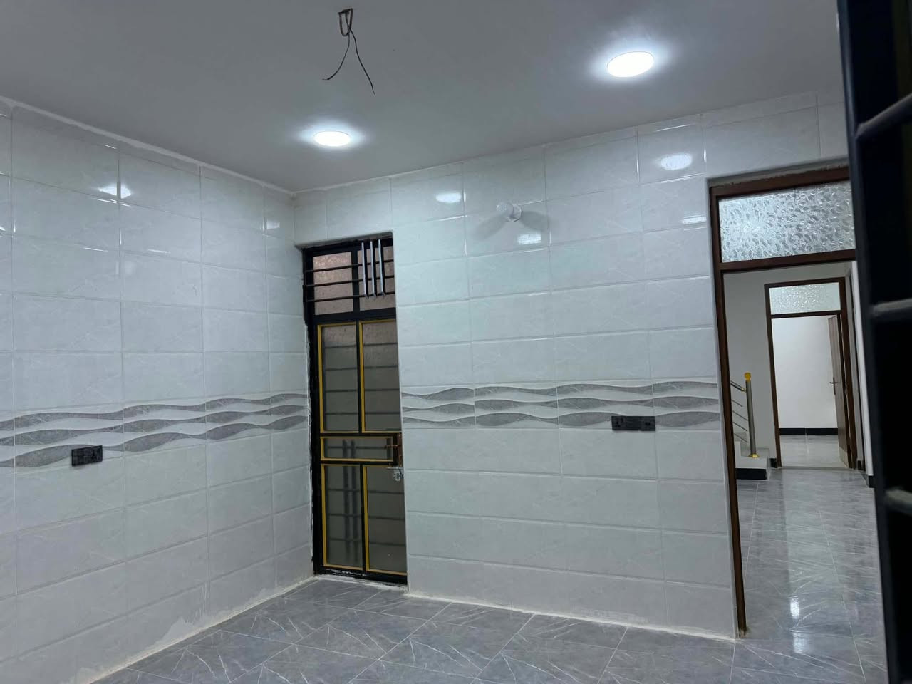 ## 🏡 بيت للبيع (سند 25 زراعي)
**المواصفات الكاملة:**
 * 📐 **المساحة:** 200 متر مربع.
 * 🏛️:** طابق واحد.
### 🔹 تفاصيل التقسيم الداخلي والخارجي:
 * 🛌 **غرف النوم:** غرفتين نوم واسعة.
 * 🛋️ **صالة:** صالة داخلية للمعيشة.
 * 👥 **الاستقبال:** غرفة استقبال مستقلة للضيوف.
 * 🍳 **المطبخ:** مطبخ مجهز.
 * 🚿 **الخدمات (الصحيات):** حمامين (حمام داخلي + حمام خارجي).
 * 🌳 **الملحقات:** حديقة منزلية متميزة.
### 📍 العنوان:
 * **خلف مدرسة الأحنف**
> 📞 **للاستفسار والمعاينة، يرجى الاتصال على الرقم:**
> *************
