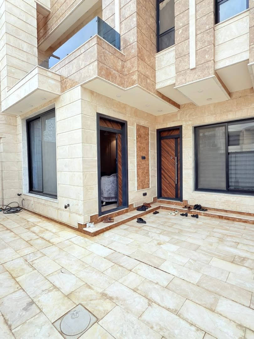 ⭕️دار للبيع في حي الضباط الاولى على شارع ١٥م 

⭕️المساحة ٢٠٠م طابو صرف 

⭕️بناء حديث 

⭕️الطابق الارضي يحتوي على صالة وهول ومطبخ وغرفة نوم ومجمع صحيات 

⭕️الطابق الثاني يحتوي على اربع غرف نوم سويت 

 ⭕️لطلب السعر مراسله الصفحة او الاتصال على الارقام 
 

*نستقبل جميع عروضكم السكنية 🏠 والتجارية 🏡 بكافة مناطق الحلة 
……………………………..
للمزيد من المعلومات

مراجعة مكتب بابل الكائن في شارع ٦٠ مقابيل حلويات ريف دمشق او كراج ناجي كماش سابقاً او الاتصال ☎️ 

***********ابو احمدالاسدي  
***********احمد الاسدي
***********امير الاسدي
