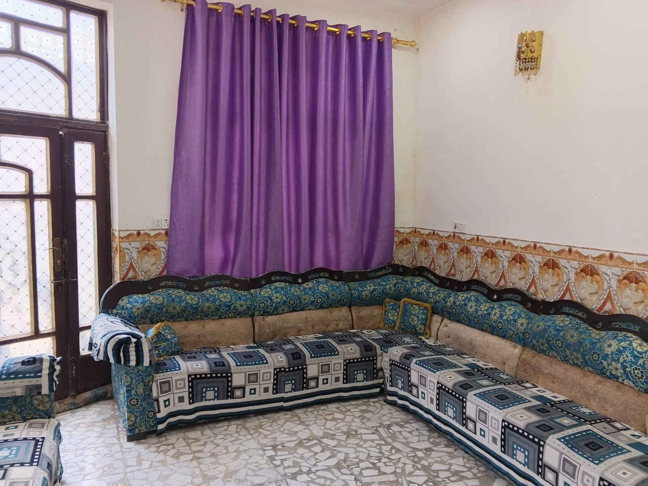 دار للبيع حي الزهراء شارع غسل بغداد كافة الخدمات ***********
