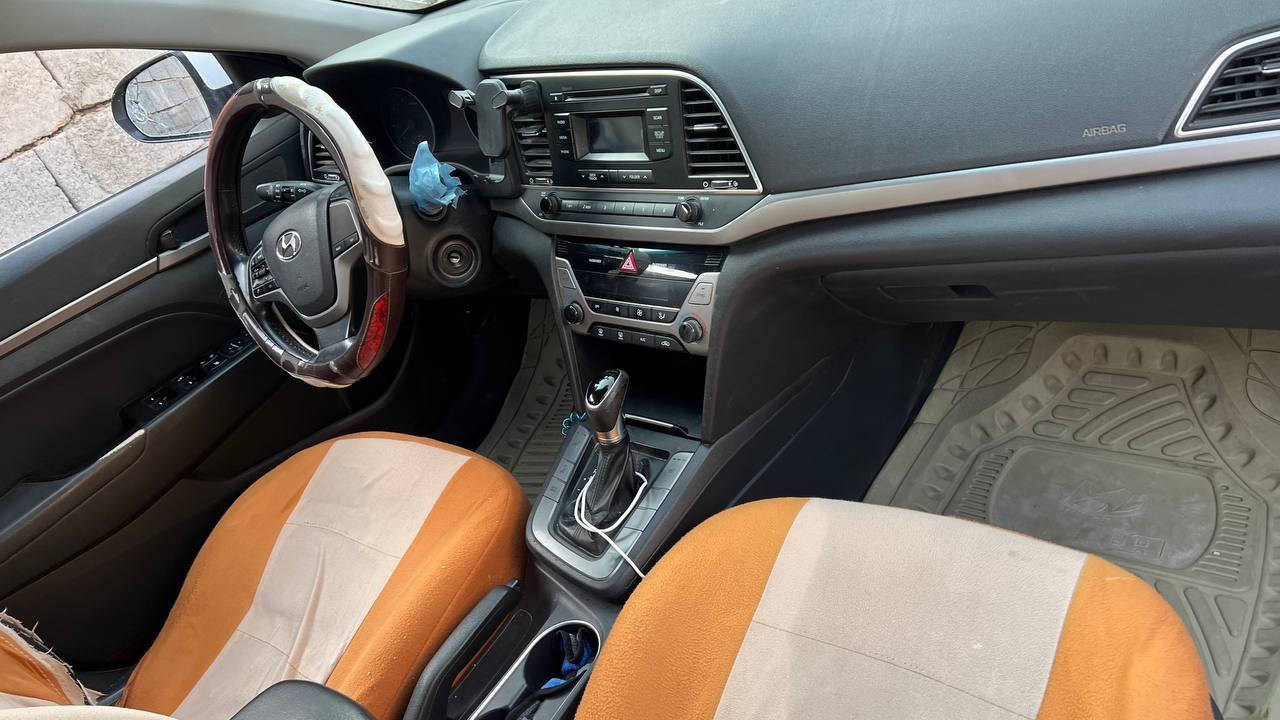 سيارة هونداي الانترا افانتي
مديل ٢٠١٧ خليجي 
مكفولة ما عده بصندوق جراد شبر 
وشخط بالباب بس 
السيارة ويل كب محرك ١٦٠٠
تحكم استيري 
ويلكب ماشية ٧٥ الف كيلو  
السيارة بأسمي تحويل مباشر 
سنوية منتهية صار شهرين 
حلوه ونظيفة
 
***********
