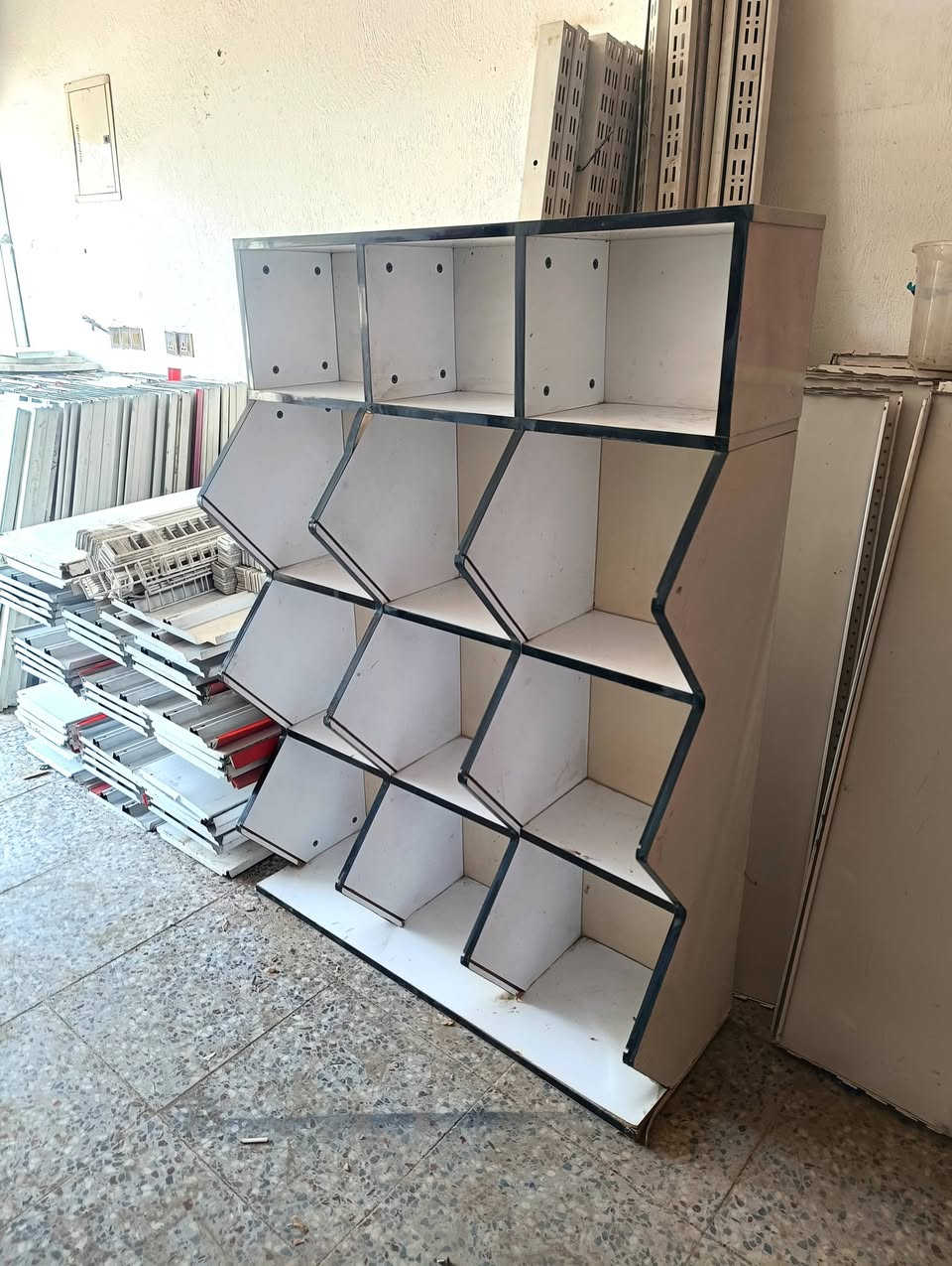 رفوف وسطي وجداري تركي ثقيل وعارضة كرزات حله ابي غرق للاستفسار ***********
