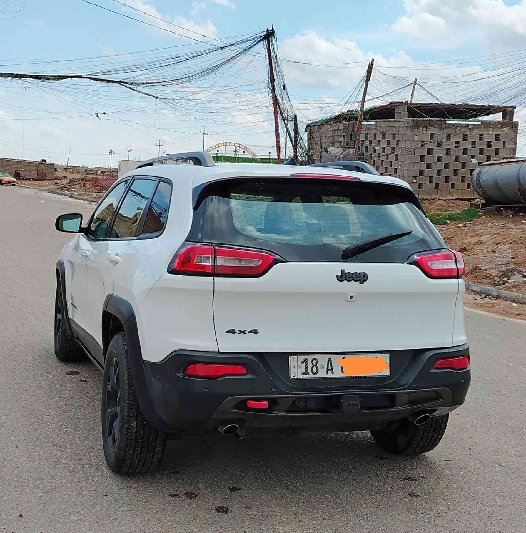 جيب شيروكي ( بزون ) فئة ترايل هوك مواصفات كاملة موديل 2016
المواصفات المعروفة بالقوة والمتانة والراحه والعزم 
محرك 6 سلندر 3200
هوك امامي خلفي مع منظومة كهرباء من الخلف لسحب عربة جيب 
الهلال الاسود الحجم الكبير البارز 
ماشية 170 الف كم 
محرك وكير على وضع الشركة 
حادثها جامرلغ جهة السائق بدون داخل
لايوجد سونار 
بيع او مراوس بسيارة 7 راكب 
السعر 140 $
ويفضل باجيرو مقاربة لسعرها
مكان السيارة ميسان العمارة 
للاستفسار 
***********
