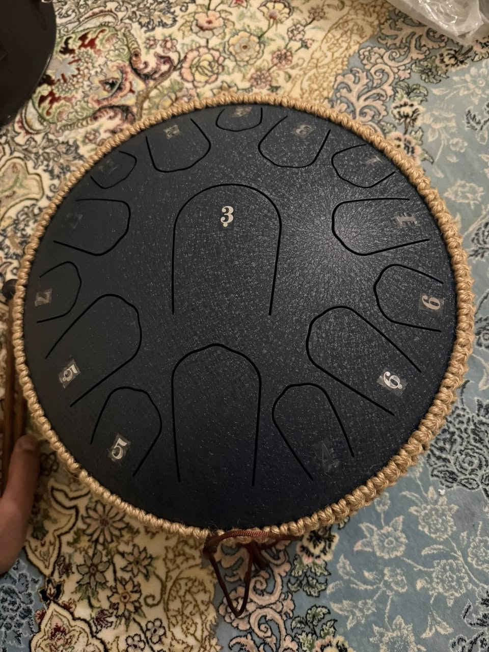 هو طبل لسان فولاذي (Steel Tongue Drum)، ويسمّوه همين هاند بان صغير أو طبلة تأمل.

🔹 شنو هو؟

آلة موسيقية مصنوعة من معدن، بيها فتحات (ألسنة) مقطّعة بشكل معيّن، وكل فتحة تطلع نغمة مختلفة (مكتوب عليها أرقام حتى تعرف أي نغمة تعزف).

🔹 شلون ينعزف؟
 • تضربه بعصيان مطاطية (غالبًا تجي وياه).
 • أو تعزف بأصابعك.
 • صوته هادئ وناعم ومريح للأعصاب.

🔹 استخدامه:
 • للاسترخاء والتأمل 🧘‍♂️
 • للأطفال لتعليم الإيقاع
 • موسيقى هادئة بالبيت أو بالجلس

سعر وخذ


**إذا كنت صاحب هذا الإعلان وتريد حذفه لأي سبب، رجاءا أرسل رسالة إلى الدعم الفني**