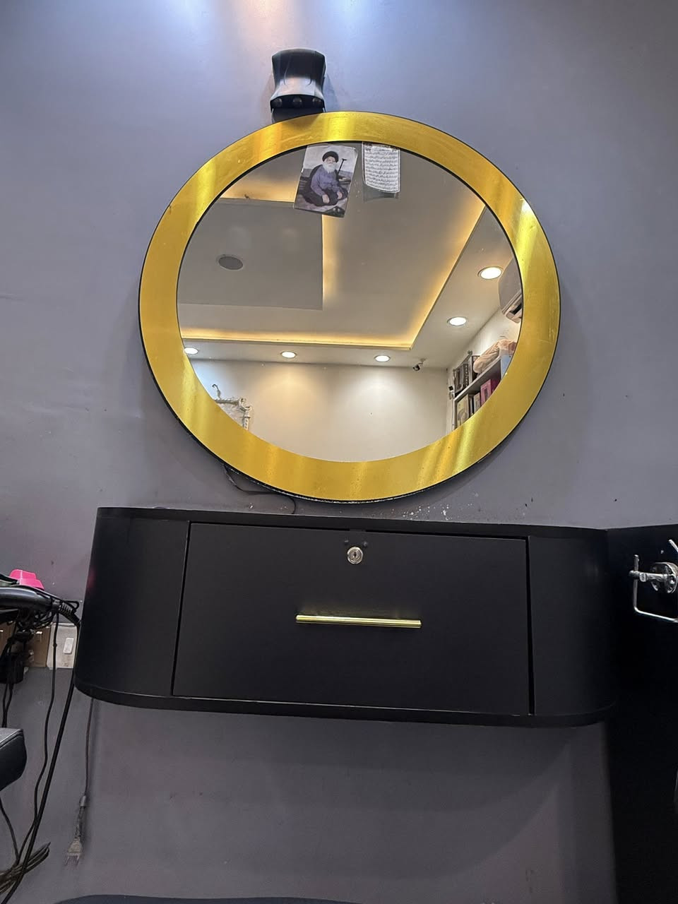 سلام عليكم ميوزه حلاقه للبيع 3 قطع (ميز+ مرايه+فاترينه )بيع شلع العدد 5 السعر 150 وبيهن مجال بسيط العنوان نجف حي ميسان*********** بي واتساب
