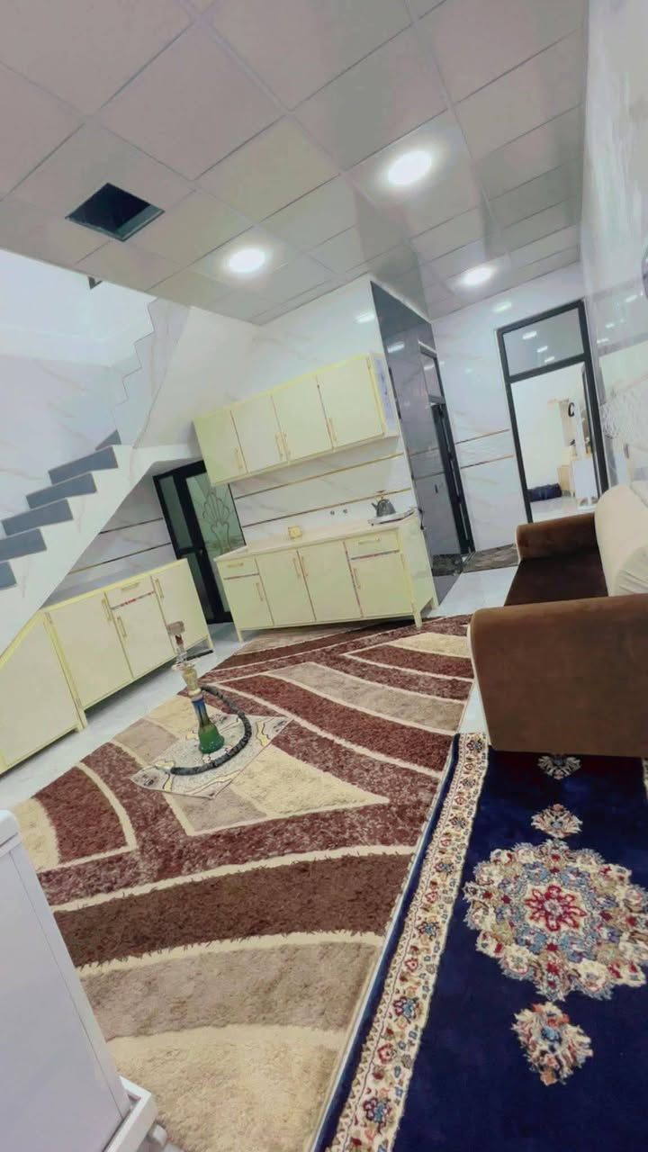 🏡 دار حديثة ومميزة للبيع (طابقين)
• المساحة: 125 متر مربع.بلديه اوراقه كامله مخصص

• الموقع: مقدمة حي النداء، بالقرب من جسر الرشيد (موقع مميز وسهل الوصول).

📐 التصميم الداخلي والتوزيع

يتميز البيت بتصميم مرن يضم درجاً داخلياً وآخر خارجياً، مما يتيح إمكانية فصل الطابقين أو استخدامهما معاً كمنزل واحد متكامل.

🔹 الطابق الأول:

• صالة استقبال: واسعة ومريحة

• مطبخ بنظام (حار / بارد): مصمم ليوفر عزلًا لروائح الطبخ

• غرفة نوم: مريحة وهادئة.

• حمام متكامل.

🔹 الطابق الثاني:

• صالة استقبال إضافية: تتميز بإطلالة ونوافذ كبيرة توفر إضاءة طبيعية ممتازة.

• غرفة نوم.

• حمام متكامل.

✨ مواصفات البناء والتشطيب (درجة أولى)

• الأرضيات والجدران: البيت مغطى بالكامل (فول سيراميك) من السيراميك التركي

بتصاميم رخامية أنيقة تعكس الإضاءة وتضف اتساعاً للمكان

• الأسقف: ديكورات (فول مغربي) حديثة مع إضاءة مخفية (LED) وسقوف ثانوية مميزة.

• التبريد: نظام تبريد مركزي متكامل يضمن توزيع الهواء بشكل مثالي.

• التأسيسات: منظومات الكهرباء والمجاري والصرف الصحي كلها من مواد أصلية وذات جودة عالية.

🚗 الصحيات الخارجية والملحقات

• كراج سيارة كبير: يتسع لسيارة بارتياح مع أرضية سيراميك جيده

• مجموعة صحيات خارجية: إضافية لخدمة الضيوف أو الاستخدام الخارجي.للأستفسار
***********
