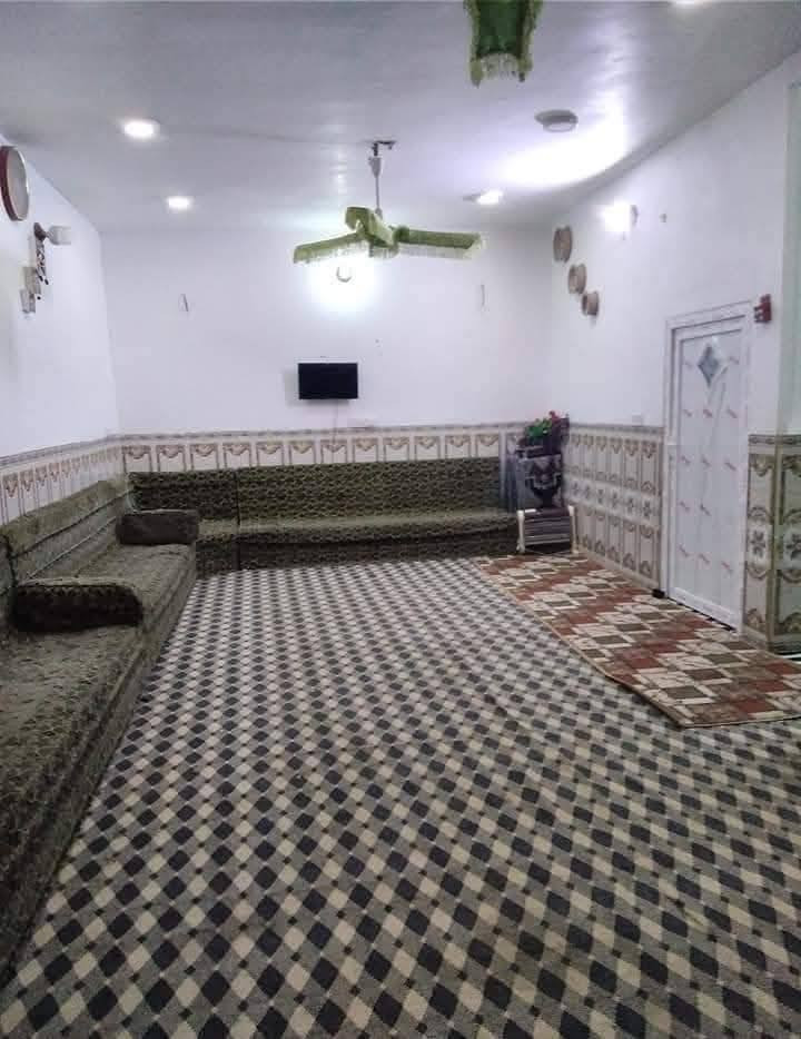 للبيع بيت زراعي بالديوانيه منطقة ال حمد قرب مزار سيد هاشم ابو عرابيد خلف عمارات يحتوي على غرفتين وصالة ومطبخ وبراني وصحيات المساحة 300متر السعر 40وبي مجال الاتصال ***********
