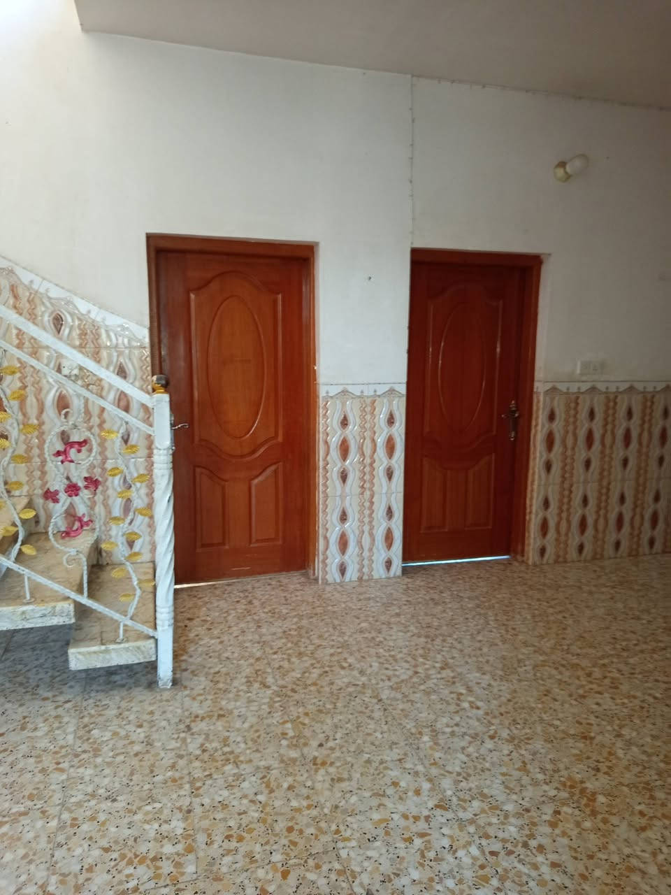 سلام عليكم بيت للبيع لمساحه 200م طابق واحد لبيت بناء حديث لبيت متكون من غرفتين نوم وصاله واستقبال صحيات 
داخليه و خارجيه لعنوان حله ابو غرف قرب حي ابو اسد طالبو 
زراعي سند 25
السعر 95 بي مجال الرقم ***********
