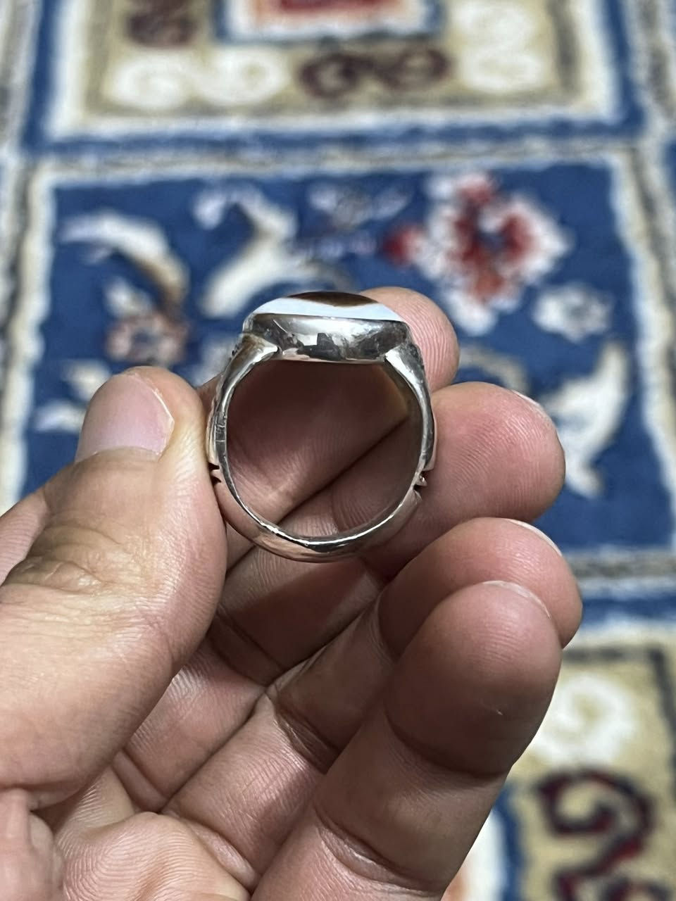 قال الامام علي عليه السلام 
"ابتسم ولو القلب يقطر دما وتوقع خيرا مهما كثر البلاء"            جزع يماني قديم 
شكل قديم 
لون روحه حجم حلو 
صياغه المبدع الحاج طالب ابو مشتاق 
بغداد  الحبيبيه ***********
