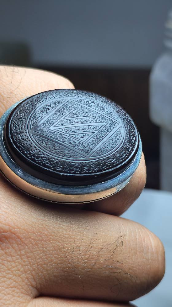 اللهم صل على محمد وآل محمد
خاتم من العقيق اليماني الفاخر لأصحاب الذوق الرفيع 
خامة شفة العبد يمانية خامة ولا غلطة جملتها انامل الاستاذ محمد الهمداني امظاء رفيع خط على الفص المباركة آية الكرسي والمباركة آية النور والاسماء النوارنية للمعصومين الاربعة عشر روحي فداهم والقابهم وختامها سورة التوحيدة العظيمة وبصياغة جدا ثقيلة للأستاذ الطيب علي الغراوي مطعمة بحجر الزبرجد الافريقي في الجوانب قياس الخاتم الحالي ٢٧/ ٢٨ وقياس الفص ٤ سنتم خاتم عملاق بكل ماتحمل الكلمة من معنى ملاحضة السعر مرتفع للبيع فقط السعر على الخاص لطفاً او الاتصال على الرقم   ***********  
مكاني بغداد مدينة الصدر يوجد توصيل لجميع انحاء العراق... بغداد, العراق
