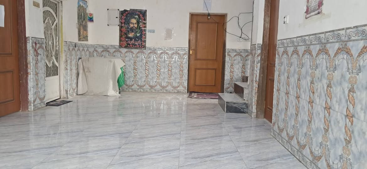 بيت زراعي للييع كامل على طريق العكيكة ورادائرة الكهرباء مساحة ٣٧٠ يبعدعن الشارع ٣٠٠ متر كونكريت بيه نواقص قليلة بيه ديوانية ابلوك نقصة ارضي وبياض الحائط والمطبخ ابلوك  نقص سيراميك الجدار وسيراميك ارضي والباقي صالة ابلوك كاملة والباقي غرفتين وهول كله طابوك وحمام تحت الدرج وصحيات خارج  والبيت كونكريت كله كامل من داخل  وطارمة جبيرة وكراج سيارة وترك خلف البيت ***********)
