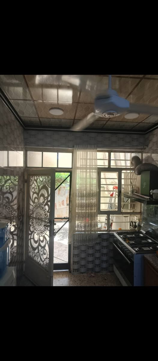 بيت زراعي في حاوي الجوسق جهة جامع احمد سلطان الحديدي
مساحة البيت 140متر طابق ونصف مع قطعة أرض 110متر  

الدار يتكون من:

كراج 

استقبال 
 
هول داخلي 

مطبخ

اربع غرف نوم،،

...كارت بلدية...

للاستفسار الاتصال ***********
