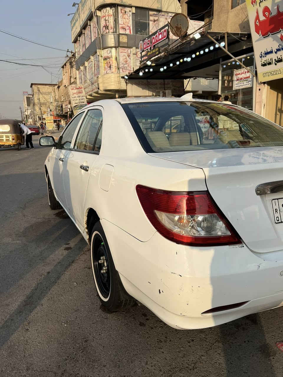 السلام عليكم بي وايدي f3 موديل ٢٠١٣ كير عادي المرغوب مكينة لانسر بلادي الجناي يعرفها السيارة مكفولة عدة بارد باب خلف السايق وتلكيط + تكحيل بلفتحة السلايت باقي السيارة لسونار وين متريد حتى دعاميات مكفولات من الصبغ داخلها جديد ١٠٠٪؜ شاشة وحساسات خلفية ماشية ١٦٠ بعدها بوضع الشركة ب اسمي مكاني بغداد الشعب رايدها ب ٦٥ ورقمي ***********
