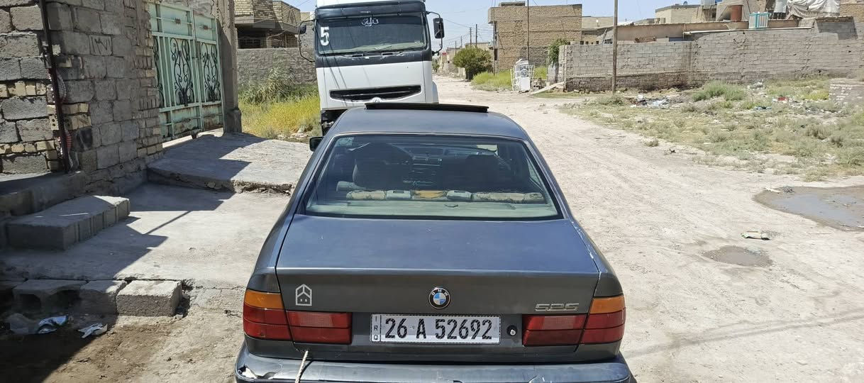 للبيع و مراوس موديل 90 رقم صلاح الدين انجليزي باسمي محرك حجم 20 كير عادي سياره بلاديه تبريد شغال تخم تاير صدر الامامي جديد الخلفي نص عمر مكان السياره بغداد سبع البور سعرها 43 وبيها مجال ***********/***********
