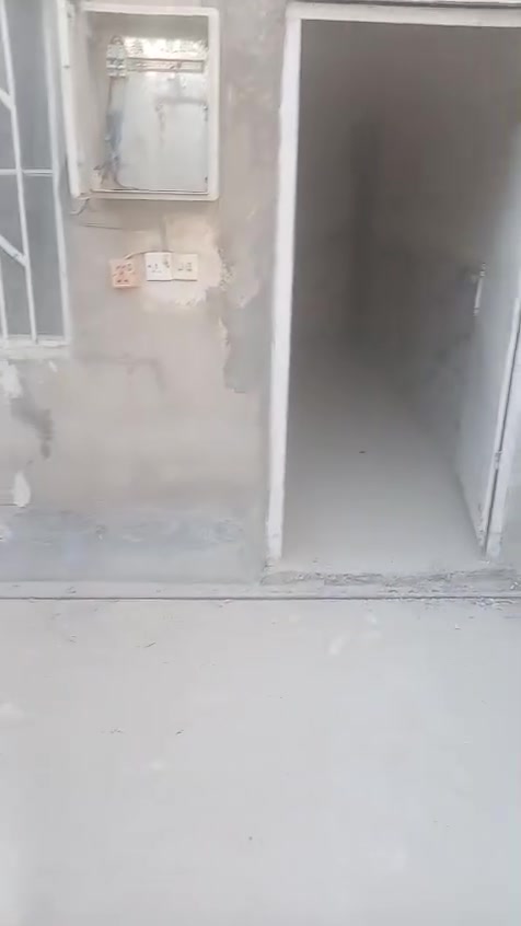 للبيع بيت مساحة ٥٠ متر واجه ٤ نزال ١٢ ونص كما موضح لكم في الفديوا قريب الشارع الرئيسي الخمسة كيلوا يرهم مقدمة والباقي اقصاد حسب الاتفاق بين الطرفين مراجعة شركة الجبل للمقاولات العامة بيع وشراء القطع الاراضي والبيوت في بغداد  للاستفسار ***********
