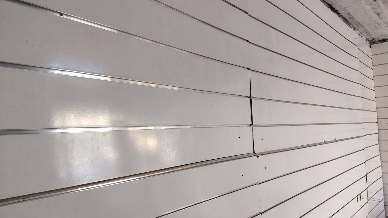 عارضه اكسسوارات ولمحل الموبايلات  للبيع السعر مناسب الطول 7 أمتار نضيف مستخدم قليل  للإستفسار الاتصال *********** او مراسله الصفحه
