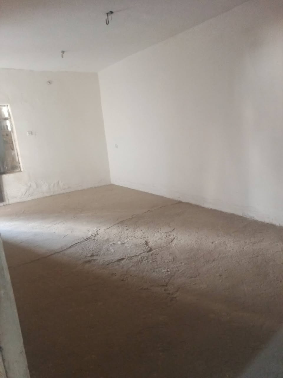 السلام عليكم بيت سكني  سند مستقل ومالك واحد للبيع
🔹 المساحة 143 متر
🔹 الموقع بغداد الدورة شارع 60 نهاية منطقة ال 120
🔹 طابق واحد يصلح للسكن يحتوي على صحيات وغرفة نوم وهول واستقبال وممر كبير ومطبخ بالإضافة إلى مخزن خارجي وكراج وترك خلف البيت أيضا. يقع قريب جدا عن الشارع العام أول فرع 
البيع على المتر  
📞 للاستفسار *********** واتساب أو اتصال أو خاص
