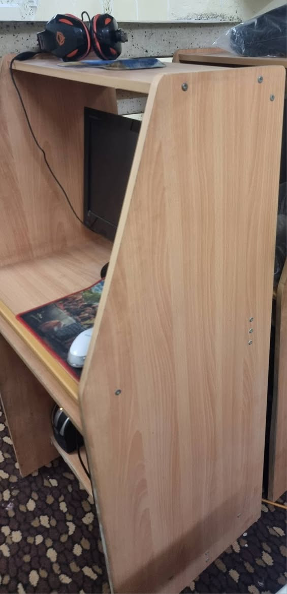 السلام عليكم 
للبيع ميوزة حاسبات مال قاعة نت عدد 14 ميز  
10 نفس اللون و 2 نفس اللون أيضآ و 2 كل ميز لون 
سعر الميز 25 ألف مكاني بغداد الراشدية 
للإستفسار ألاتصال على الرقم  ***********
