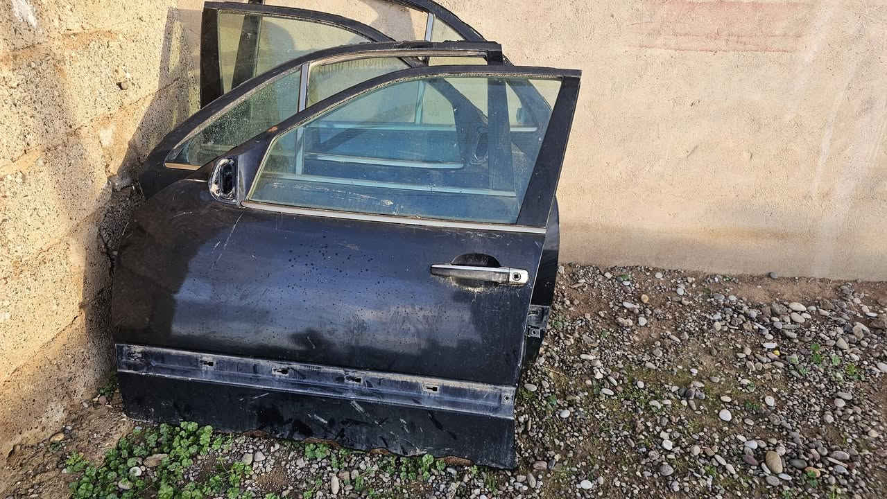 سستم ابواب ام عيون اقفاله الورى عليه و يدات 4 عليه و جاماته  وترايش جامات لاستكاته عليه بس نص عمر 
ثنين منه بيه خياس من جوه مكاني موصل حمدانية 
***********
