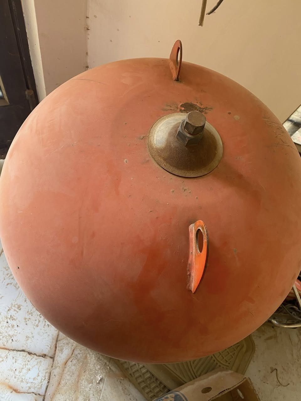 السلام عليكم
- النوع/الموديل: LITE HIDRAFOR B 200 lt.

- السعة: 200 لتر.

- أقصى ضغط تشغيل (MAX PRESSURE): 14.3 بار.

- الضغط المسبق (PRECHARGE): 1.5 بار.

- تاريخ التصنيع (Date): أكتوبر 2008 (10.2008).

- المعيار القياسي: EN 13831 (وهو المعيار الأوروبي لأوعية الضغط المغلقة لأنظمة التدفئة والتبريد). 

النوع من الخزانات يُستخدم عادةً في أنظمة تعزيز ضغط المياه (الهيدروفور) للحفاظ على ضغط ثابت في الشبكة وتقليل عدد مرات تشغيل وإيقاف المضخة.

اخوان الي يفيده ويعرف سعره يخلي سعره وبالعافيه اني مااعرف شنو سعره

***********
