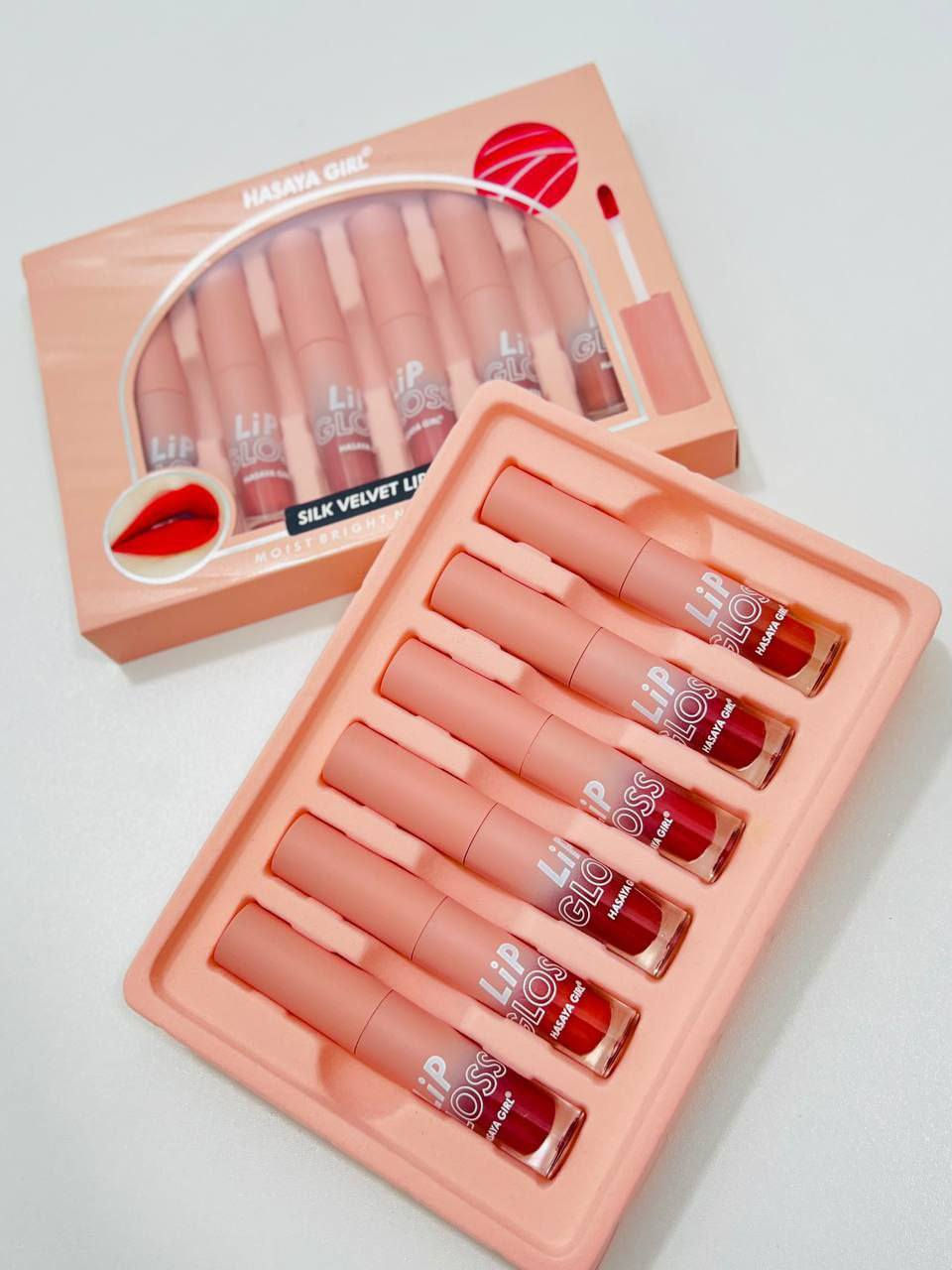 مجموعة  حمر "Silk Velvet Lip Gloss" من ماركة "Hasaya Girl".  
تتكون المجموعة من 6 عبوات بألوان مختلفة تتراوح بين الدرجات الوردية والحمراء. 
يتميز المنتج بتركيبة مخملية ناعمة توفر لمسة نهائية لامعة وغير لزجة. 
تأتي العبوة بتصميم أنيق بلون وردي مطفأ، مما يجعلها مناسبة كهدية. 
يمكن استخدام المنتج لتعزيز جمال الشفاه الطبيعي وإضفاء مظهر ممتلئ وأكثر صحة.


**إذا كنت صاحب هذا الإعلان وتريد حذفه لأي سبب، رجاءا أرسل رسالة إلى الدعم الفني**