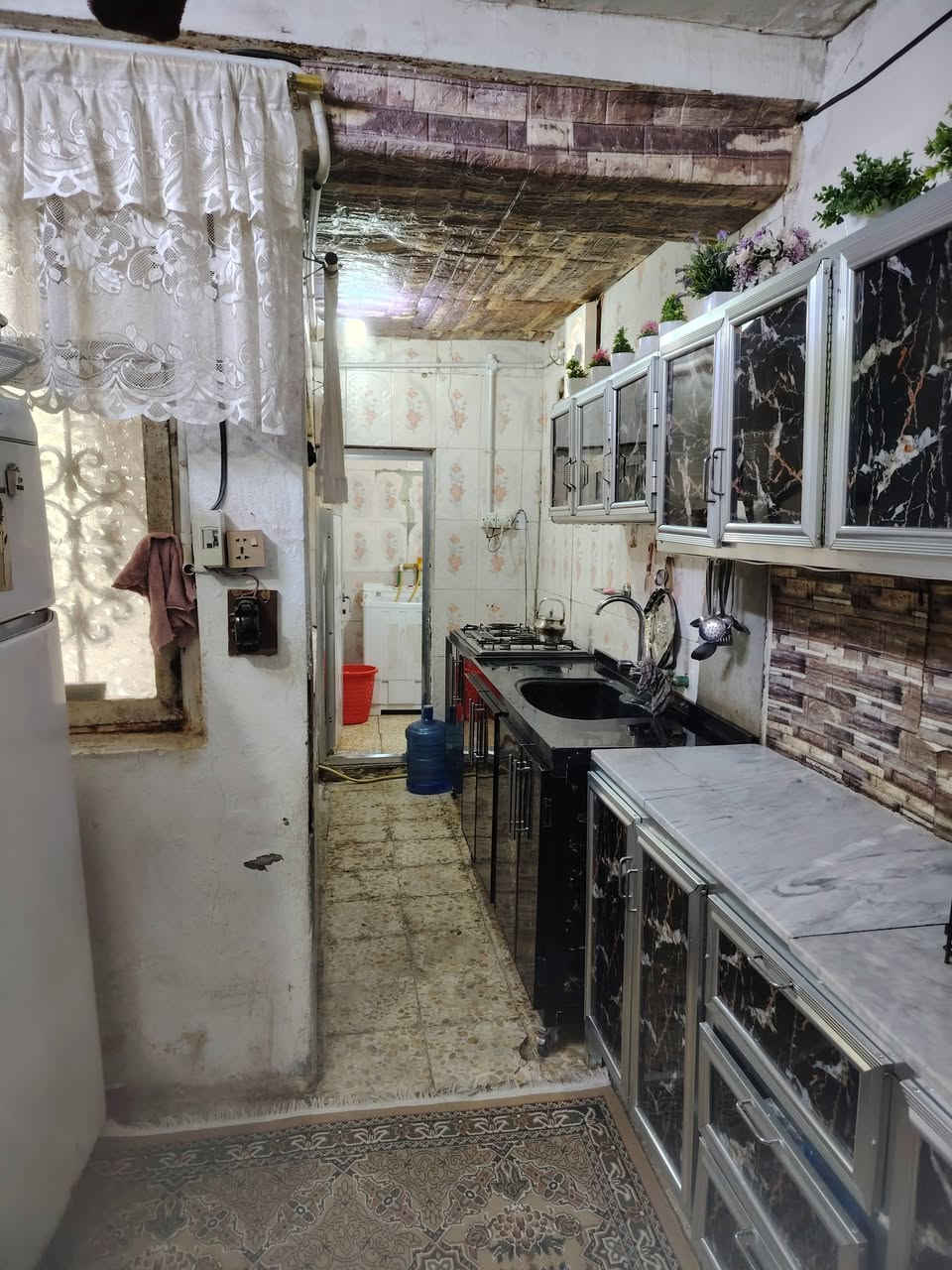 مساحه 100
9*11
:يحتوي على
4 غرف نوم
وصاله فوك وجوه
واستقبال
مجمع صحيات عدد 2
مطبغ+ مخزن

مكان حي الصدر الأول مقابيل الحضاره 
***********
