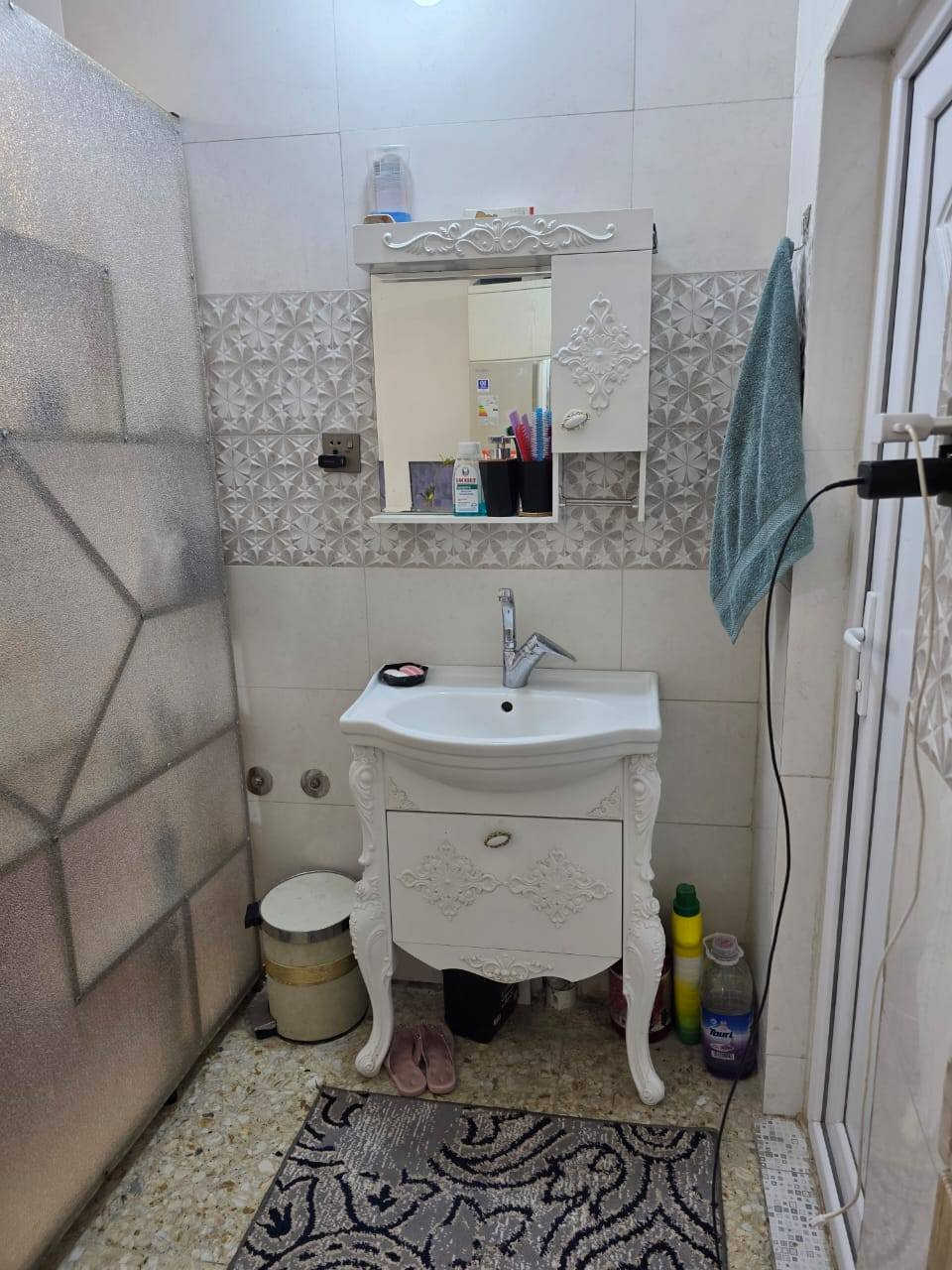 ​🏠 بيت  للبيع في حي الجهاد (منطقة الخارجية) 🏠
لكل الباحثين عن السكن الراقي والتصميم الذكي، يتوفر لدينا بيت بمواصفات مميزة وبناء حديث "درجة أولى":

​المساحة: 80 متر.

​الأبعاد: واجهة (4 متر) ونزال (20 متر).

​التصميم الداخلي:

​🛏️ 3 غرف نوم مريحة.

​🛋️ صالة واسعة لاستقبال العائلة.

​🛋️ غرفه استقبال مستقلة.

​🍳 مطبخ مجهز بتصميم حديث.

​🚿 خدمات وصحيات متكاملة.

​☀️ منور لضمان التهوية والإضاءة الطبيعية.

​📍 الموقع: بغداد - حي الجهاد - منطقة الخارجية (موقع هادئ وقريب من الخدمات).

​📞 للتواصل والاستفسار:

​لمعرفة السعر وباقي التفاصيل، يرجى الاتصال أو المراسلة عبر الأرقام التالية:

​واتساب: ***********
​اتصال مباشر:
 ***********
​مكتب الصادق للعقارات 🏢
نحن هنا لخدمتكم وتقديم أفضل العروض العقارية.
