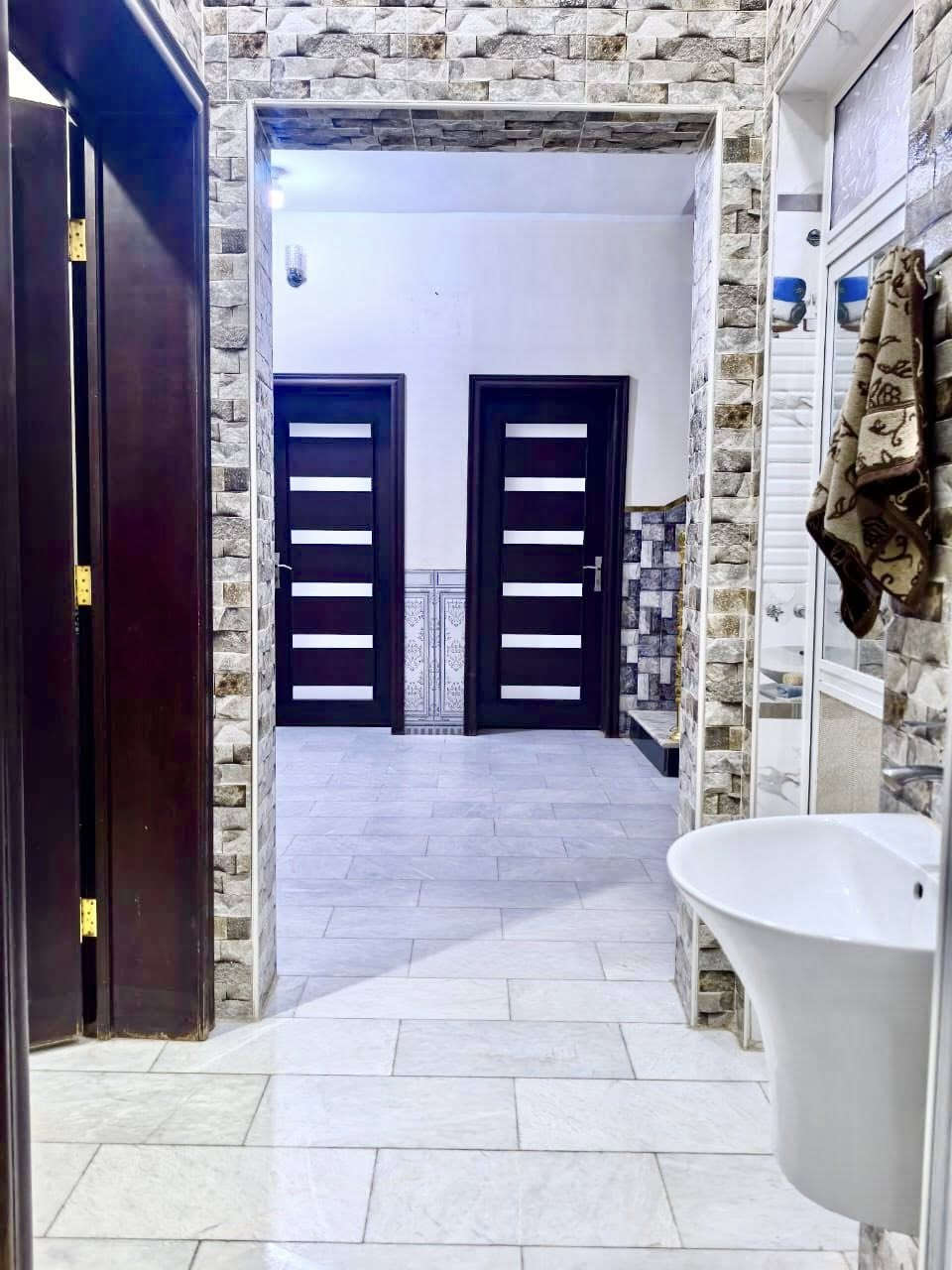 #إعلان رقم (198)
               
//دار للبيع المكان حي المعلمين الثاني خلف ماركة الروشة //

  #التفاصيل
                       
                         الدار طابقين
الدور الارضي يحتوي على _ غرفتين + صالة + استقبال + مطبخ + صحيات  داخلية وخارجية    

الدور الاول يحتوي على _ غرفتين نوم + صالة + مجمع صحي 
           

                     الدار مقابل حديقه النور
                     المساحة_ 200 _ م              
                     سنة البناء _ 2018     

                                                                       
#الاستفسار اكثر مراجعة مكتبنا او مراسلة الصفحة او الاتصال على الرقم ادناه 

#العراق _ السماوة _حي العسكري _ قرب جامع الامام علي (ع)

#رقم المكتب_ ***********_سيد ولاء
                         _ *********** _ابو حسين                                                  
 
              #الخارطة للاستثمار العقاري #
                         _خدمات عقارية_
